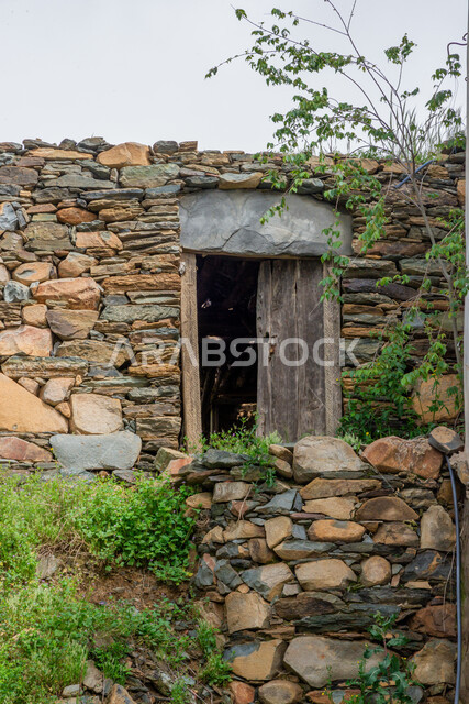 الفن الهندسي المعماري على الطراز القديم، القلاع الأثرية التاريخية المشيدة من الحجارة في مدينة الباحة، البيوت والمباني الحجرية في القرى التراثية، المعالم السياحية المشهورة في المملكة العربية السعودية