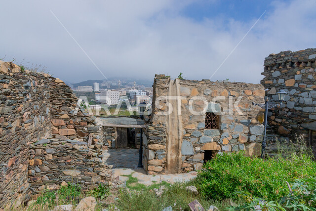 الفن الهندسي المعماري على الطراز القديم، القلاع الأثرية التاريخية المشيدة من الحجارة في مدينة الباحة، البيوت والمباني الحجرية في القرى التراثية، المعالم السياحية المشهورة في المملكة العربية السعودية