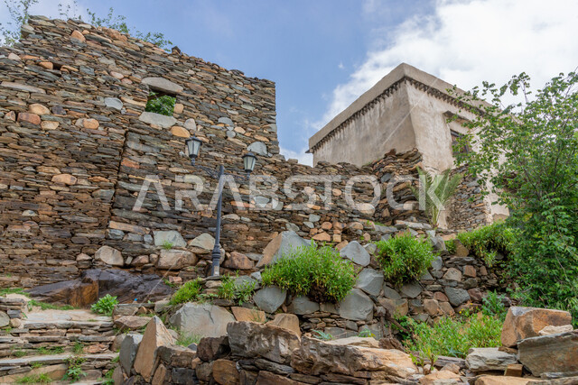 الفن الهندسي المعماري على الطراز القديم، القلاع الأثرية التاريخية المشيدة من الحجارة في مدينة الباحة، البيوت والمباني الحجرية في القرى التراثية، المعالم السياحية المشهورة في المملكة العربية السعودية
