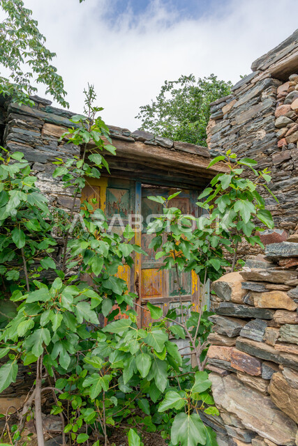 الاشجار والنباتات الخضراء، الفن الهندسي المعماري على الطراز القديم، القلاع الأثرية التاريخية المشيدة من الحجارة في مدينة الباحة، البيوت والمباني الحجرية في القرى التراثية، المعالم السياحية المشهورة في المملكة العربية السعودية