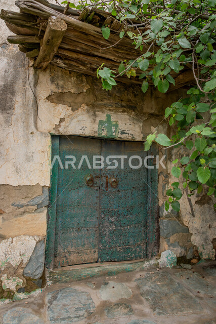 الاشجار والنباتات الخضراء، الفن الهندسي المعماري على الطراز القديم، القلاع الأثرية التاريخية المشيدة من الحجارة في مدينة الباحة، البيوت والمباني الحجرية في القرى التراثية، المعالم السياحية المشهورة في المملكة العربية السعودية