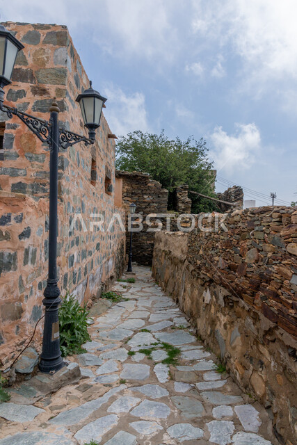 الفوانيس وأعمدة الإنارة المتميزة، الفن الهندسي المعماري على الطراز القديم، القلاع الأثرية التاريخية المشيدة من الحجارة في مدينة الباحة، البيوت والمباني الحجرية في القرى التراثية، المعالم السياحية المشهورة في المملكة العربية السعودية