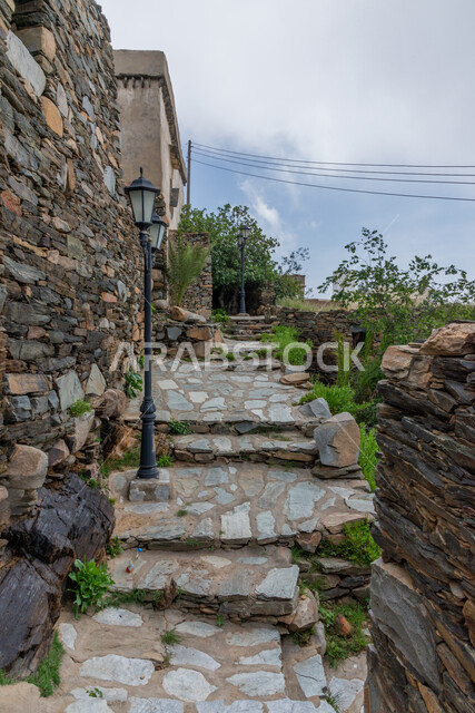 الفوانيس وأعمدة الإنارة المتميزة، الفن الهندسي المعماري على الطراز القديم، القلاع الأثرية التاريخية المشيدة من الحجارة في مدينة الباحة، البيوت والمباني الحجرية في القرى التراثية، المعالم السياحية المشهورة في المملكة العربية السعودية