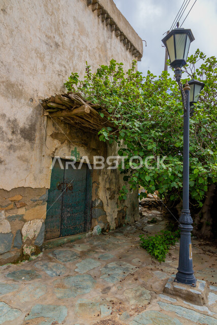 الفوانيس وأعمدة الإنارة المتميزة، الفن الهندسي المعماري على الطراز القديم، القلاع الأثرية التاريخية المشيدة من الحجارة في مدينة الباحة، البيوت والمباني الحجرية في القرى التراثية، المعالم السياحية المشهورة في المملكة العربية السعودية