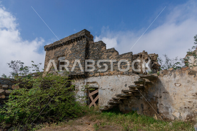 الأشجار والنباتات الخضراء، الفن الهندسي المعماري على الطراز القديم، القلاع الأثرية التاريخية المشيدة من الحجارة في مدينة الباحة، البيوت والمباني الحجرية في القرى التراثية، المعالم السياحية المشهورة في المملكة العربية السعودية