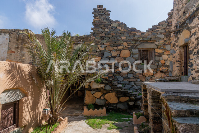 الأشجار والنباتات الخضراء، الفن الهندسي المعماري على الطراز القديم، القلاع الأثرية التاريخية المشيدة من الحجارة في مدينة الباحة، البيوت والمباني الحجرية في القرى التراثية، المعالم السياحية المشهورة في المملكة العربية السعودية