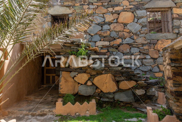 الأشجار والنباتات الخضراء، الفن الهندسي المعماري على الطراز القديم، القلاع الأثرية التاريخية المشيدة من الحجارة في مدينة الباحة، البيوت والمباني الحجرية في القرى التراثية، المعالم السياحية المشهورة في المملكة العربية السعودية