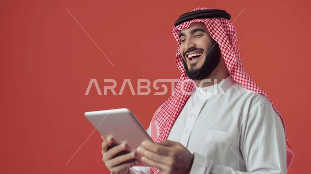 استخدام الأجهزة والتقنيات الحديثة, التواصل مع الاصدقاء عبر الاونلاين, بورتريه مقرب لرجل عربي خليجي سعودي مبتسم يرتدي الثوب التقليدي والشماغ يمسك جهاز الآيباد, متابعه آخر أخبار السوشال ميديا,  خلفية وردية