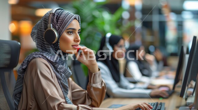 دمج التقنيات الحديثة بالأعمال المكتبية، موظفات عربيات خليجيات سعوديات يعملون في خدمة العملاء داخل مقر الشركة، ارتداء سماعة الاتصال للرد على الاستعلامات والاستفسارات ، متابعة وتطوير العمل في الشركات السعودية