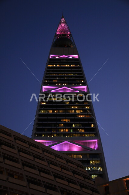 النمو والتطور العمراني في العاصمة، صورة مقربة لبرج الفيصلية المضاء في مدينة الرياض وقت الليل، الفن الهندسي المعماري للأبراج وناطحات السحاب في المملكة العربية السعودية، المعالم السياحية المشهورة