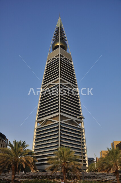 الاهتمام بالزراعة والمناظر العامة للمدن السياحية، النمو والتطور العمراني في العاصمة، صورة مقربة لبرج الفيصلية في مدينة الرياض، الفن الهندسي المعماري للأبراج وناطحات السحاب في المملكة العربية السعودية، المعالم السياحية المشهورة