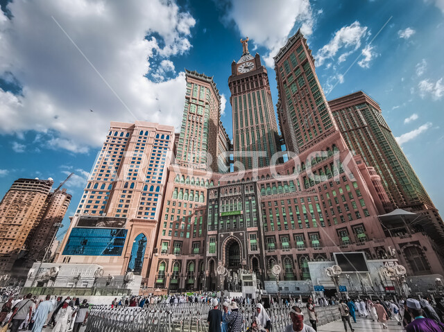 الفن الهندسي المعماري لبرج الساعة الملكي في الحرم المكي الشريف، أداء مناسك الحج والعمرة في مكة المكرمة، العبادة والتقرب الى الله تعالى، الأماكن والمعالم الدينية الاسلامية المقدسة في المملكة العربية السعودية