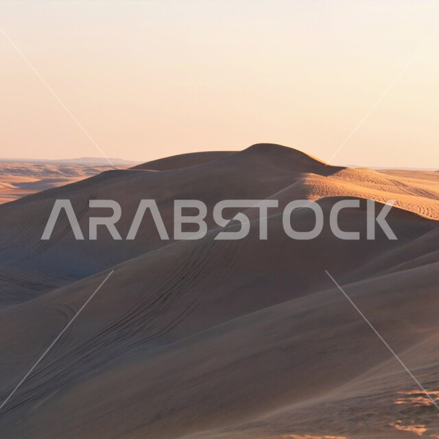 التلال والرمال الشاطئية الناعمة والطبيعة البحرية في دولة قطر، معالم واماكن سياحية قطرية، شاطئ البحر في مدينة الدوحة في النهار، خلفية الطبيعة