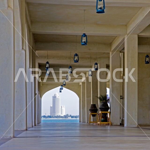 ممر مطل على فندق فورسيزونز الدوحة، منتجعات وفنادق سياحية فاخرة على ساحل الخليج العربي، أماكن السياحة ترفيهية على الواجهه البحرية في دولة قطر، كورنيش مدينة الدوحة في النهار