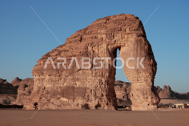 صخرة الفيل في محافظة العلا نهارا، التكوينات الصخرية في المناطق الصحراوية، الاماكن السياحية في المملكة العربية السعودية، المعالم الاثرية التاريخية القديمة، التضاريس والقمم والمرتفعات الجبلية