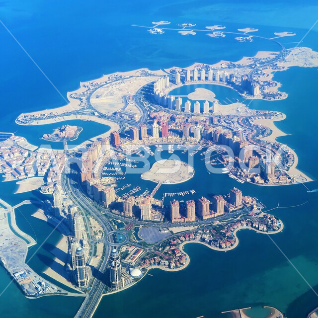 الواجهة البحرية على شاطئ الخليج العربي, التصاميم الهندسية على الطراز الحديث والمتطور، معالم سياحية طبيعية مشهورة, صورة جوية لجزيرة اللؤلؤة الاصطناعية في مدينة قطر