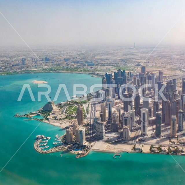 الفن الهندسي المعماري للأبراج وناطحات السحاب, معالم السياحة المشهورة, صورة جوية لأفق مدينة الدوحة, التطور والتقدم العمراني للمنشآت السياحية, الواجهة البحرية على شاطئ الخليج العربي