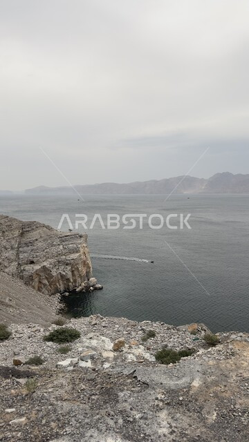 الاستمتاع بمنظر البحر في النهار، التكوينات الجبلية على شاطئ سلطنة عمان، رحلات ترفيهية سياحية على الواجهات البحرية، أماكن و معالم طبيعية سياحية