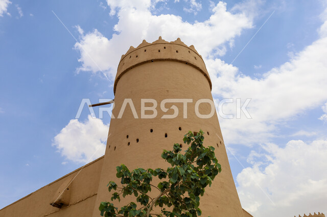 القصور والمباني الطينية التراثية، الفن الهندسي المعماري على الطراز القديم، الأماكن والمعالم الأثرية السياحية في مدينة الرياض، صورة مقربة لمتحف قصر المصمك التاريخي في المملكة العربية السعودية