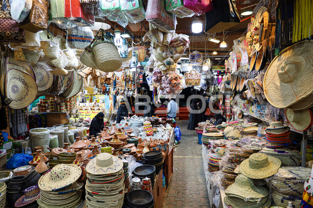 مهن وصناعات يدوية شعبية تراثية قديمة بالمملكة العربية السعودية، متجر لبيع أواني الفخار في السوق الشعبي التقليدي في مدينة أبها في منطقة عسير، الأواني والمنتجات الفخارية المصنوعة من الطين، شراء الهدايا التذكارية والفخارات الملونة والمزخرفة