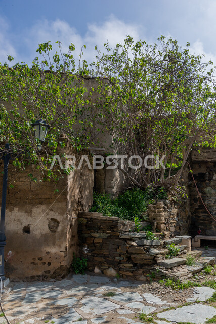 الأشجار والنباتات الخضراء، الفن الهندسي المعماري على الطراز القديم، البيوت والمباني الحجرية التاريخية في القرى التراثية في مدينة الباحة، المعالم السياحية الأثرية في المملكة العربية السعودية