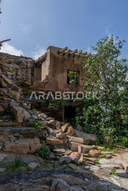 الفن الهندسي المعماري على الطراز القديم، الأشجار والنباتات الخضراء، البيوت والمباني الحجرية التاريخية في القرى التراثية في مدينة الباحة، المعالم السياحية الأثرية في المملكة العربية السعودية