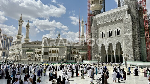 تجمع الحجاج والمعتمرين في ساحة المسجد الحرام في مكة المكرمة، أداء مناسك الحج والعمرة، الحرم المكي الشريف في المملكة العربية السعودية، المعالم والأماكن الدينية الإسلامية المقدسة، العبادة والتقرب الى الله تعالى