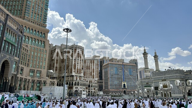 أداء مناسك الحج والعمرة، تجمع الحجاج والمعتمرين في ساحة المسجد الحرام في مكة المكرمة، الحرم المكي الشريف في المملكة العربية السعودية، المعالم والأماكن الدينية الإسلامية المقدسة، العبادة والتقرب الى الله تعالى