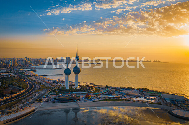المعالم السياحية المشهورة، التطور والتقدم العمراني على الطراز الحديث, الفن الهندسي المعماري لابراج مدينة الكويت الثلاثة, صورة جوية لناطحات السحاب والمنشآت على ساحل الخليج العربي في منطقة رأس عجوزة وقت الغروب