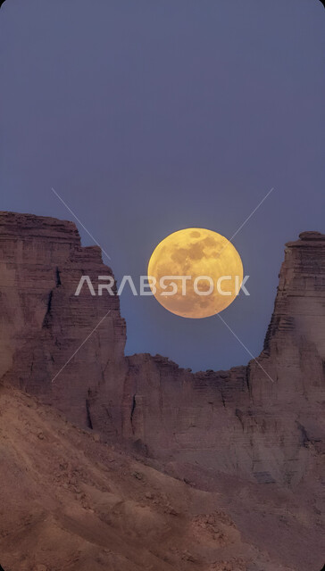 تكوينات وتشكيلات الصخور الطبيعية في صحراء المملكة العربية السعودية، الأماكن والمعالم التاريخية الأثرية السياحية، مشهد البدر المكتمل في السماء فوق الجبال الصخرية، مناطق الطبيعة الصحراوية 