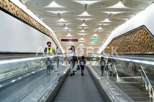 التصاميم و الديكورات الهندسية المعمارية الداخلية العصرية، توفير وتأمين خدمات السفر والنقل في دولة قطر، السلالم الكهربائية الحديثة في محطة مترو مشيرب في مدينة الدوحة، المواصلات السريعة داخل حدود البلاد