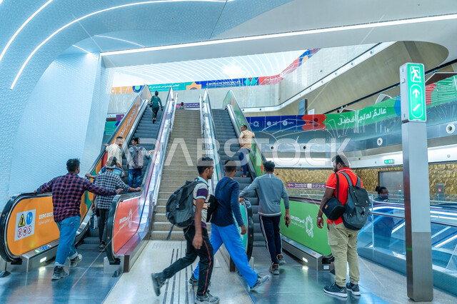 توفير وتأمين خدمات السفر والنقل في دولة قطر، السلالم الكهربائية الحديثة في محطة مترو مشيرب في مدينة الدوحة، المواصلات السريعة داخل حدود البلاد، التصاميم و الديكورات الهندسية المعمارية الداخلية العصرية