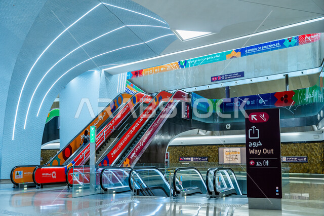 تأمين وتوفير خدمات السفر والنقل في دولة قطر، السلالم الكهربائية الحديثة في محطة مترو مشيرب في مدينة الدوحة، المواصلات السريعة داخل حدود البلاد، التصاميم و الديكورات الهندسية المعمارية الداخلية العصرية