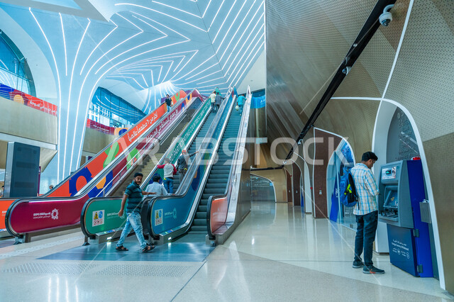 السلالم الكهربائية الحديثة في محطة مترو مشيرب في مدينة الدوحة، المواصلات السريعة داخل حدود البلاد، تأمين وتوفير خدمات السفر والنقل في دولة قطر، التصاميم و الديكورات الهندسية المعمارية الداخلية العصرية