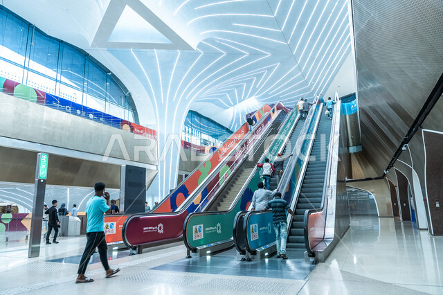 المواصلات السريعة داخل حدود البلاد، السلالم الكهربائية الحديثة في محطة مترو مشيرب في مدينة الدوحة، تأمين وتوفير خدمات السفر والنقل في دولة قطر، التصاميم و الديكورات الهندسية المعمارية الداخلية العصرية