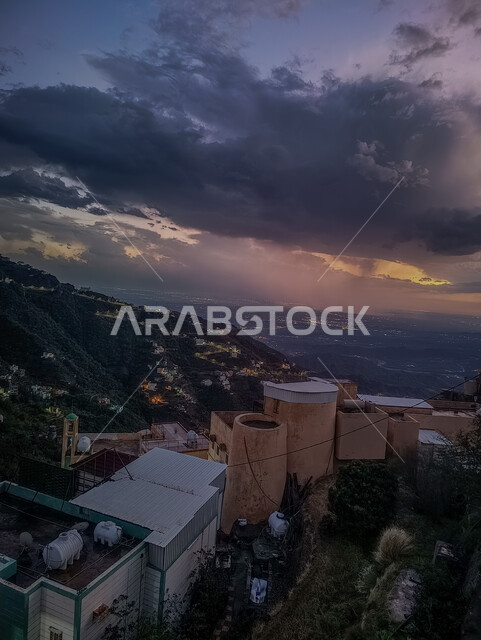 الأشجار والنباتات الخضراء المزروعة على سفوح الجبال, الاستمتاع بالمناظر الطبيعية في الأماكن السياحية في المملكة العربية السعودية، غروب الشمس فوق القمم والمرتفعات الجبلية في محافظة فيفاء، المدرجات الزراعية والبيوت والمباني السكنية في مدينة جازان