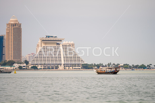 الفن الهندسي المعماري لفندق الشيراتون بمنطقة دفنة في دولة قطر، مناطق وأماكن طبيعية ساحلية لجذب السائحين، الواجهه البحرية لسواحل بحر العرب على الخليج العربي، النمو والتقدم العمراني على الطراز الحديث للمباني المطلة على كورنيش مدينة الدوحة