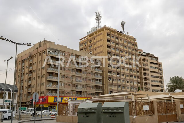 المجمعات السكنية ومراكز التسوق في المملكة العربية السعودية، مركز داي إن داي لشراء المستلزمات المنزلية والعائلية في شارع سليمان القزاعي بمدينة الرياض، عواميد الإنارة الكهربائية في الشوارع والطرقات الاسفلتية