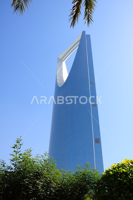 اطلالة على برج المملكه في مدينة الرياض، النمو والتطور العمراني، الفن الهندسي المعماري للأبراج وناطحات السحاب في المملكة العربية السعودية، الأماكن والمعالم السياحية المشهورة، الإهتمام بالتشجير وزراعة الأشجار والنباتات الخضراء 