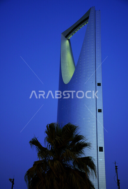 النمو والتطور العمراني، صورة مقربة لبرج المملكه في مدينة الرياض، الفن الهندسي المعماري للأبراج وناطحات السحاب في المملكة العربية السعودية، الأماكن والمعالم السياحية المشهورة، الإهتمام بالتشجير وزراعة أشجار النخيل 
