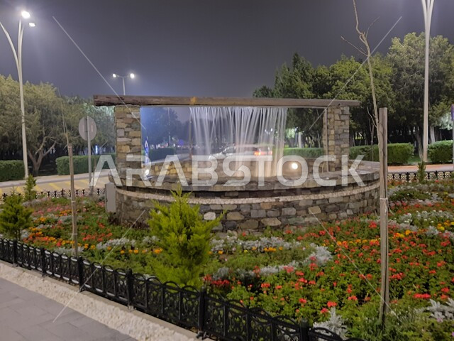 الفن الهندسي للبحيرة المائية داخل منتزه غابة رغدان في مدينة الباحة، الاهتمام بإنارة إضاءة الحدائق العامة، التشجير وزراعة النباتات الخضراء في مدن المملكة العربية السعودية، أماكن طبيعية عائلية ترفيهية، قضاء وقت ممتع في الطبيعة والهواء الطلق