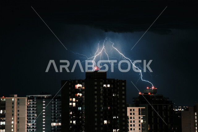 عاصفة رعدية تضرب الابراج وناطحات السحاب في الامارات العربية المتحدة، الكوارث والظواهر الطبيعية، الاجواء الشتوية في دبي وأبو ظبي، منظر الرعد والبرق في السماء