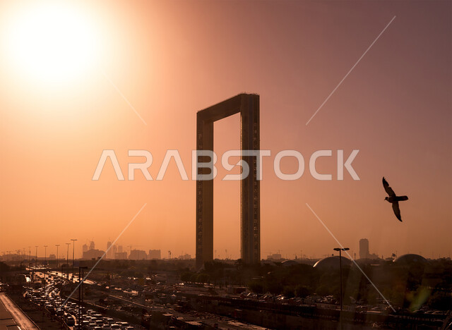 الفن الهندسي المعماري لبرواز إمارة دبي، صورة ظليلية لمبنى زجاجي في وقت غروب الشمس، مدن ومعالم سياحية حضارية، النمو والتطور العمراني في الإمارات العربية المتحدة