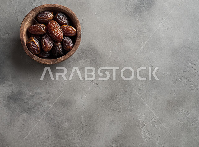 رطب من نخيل المملكة العربية السعودية، محاصيل ومنتجات زراعية محلية وطنية ، طبق  خشبي مليء بالتمر السكري الصحي الطازج، وجبة ذات قيمة غذائية عالية، ضيافة رمضانية لذيذة