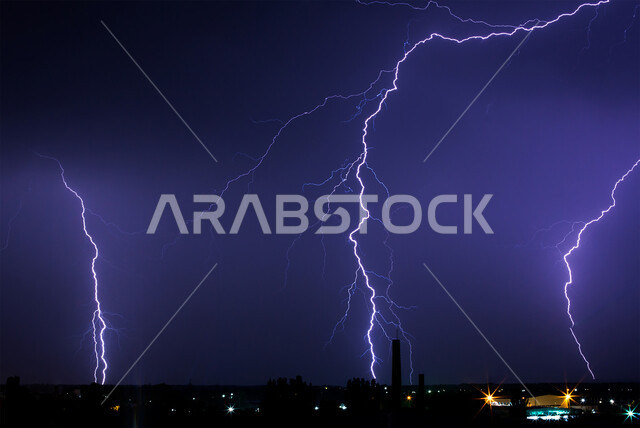 منظر الرعد والبرق في سماء، الاجواء الشتوية في دبي وأبو ظبي، الكوارث والظواهر الطبيعية، عاصفة رعدية تضرب في الامارات العربية المتحدة