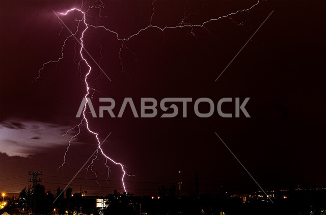 عاصفة رعدية تضرب في الامارات العربية المتحدة، منظر الرعد والبرق في سماء، الاجواء الشتوية في دبي وأبو ظبي، الكوارث والظواهر الطبيعية