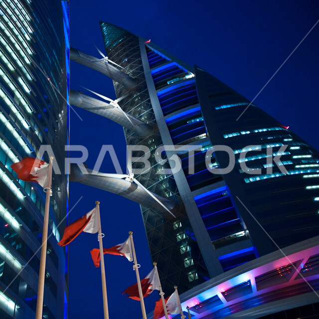 الواجهة البحرية لمدينة المنامة في الليل، الفن الهندسي المعماري للأبراج والمباني وناطحات السحاب، مركز البحرين التجاري العالمي ( مودا مول ) المطل على ساحل الخليج العربي، أماكن سياحية مشهورة في مملكة البحرين