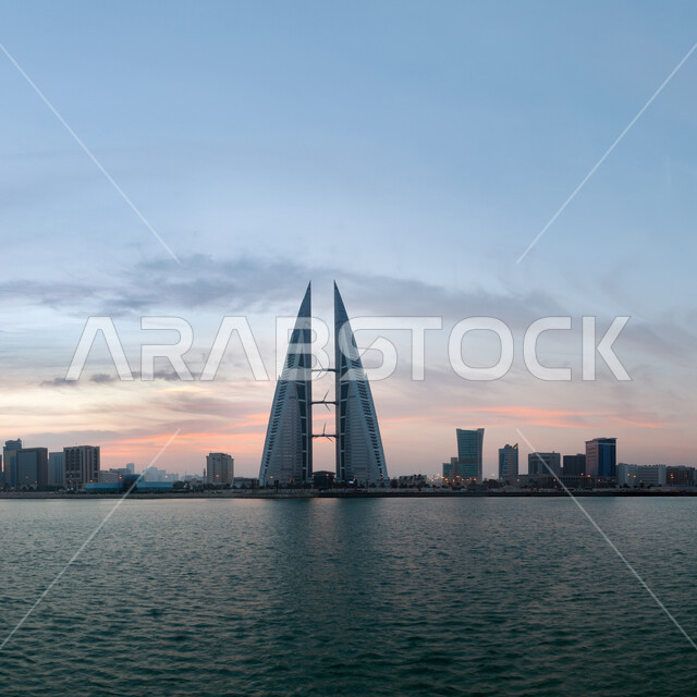 مركز البحرين التجاري العالمي ( مودا مول ) المطل على ساحل الخليج العربي، أماكن سياحية مشهورة في مملكة البحرين، الواجهة البحرية لمدينة المنامة في النهار، الفن الهندسي المعماري للأبراج والمباني وناطحات السحاب