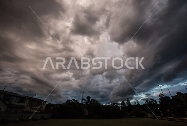 تكاثف السحب السوداء المبشرة بهطول المطر، منظر السماء الملبدة بالغيوم في دبي وأبو ظبي، الأجواء الشتوية الباردة في الامارات العربية المتحدة، التغير المفاجئ بالمناخ
