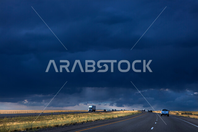 التغير المفاجئ بالمناخ، الأجواء الشتوية الباردة في الامارات العربية المتحدة، منظر السماء الملبدة بالغيوم في دبي وأبو ظبي، تكاثف السحب السوداء المبشرة بهطول المطر فوق الطرق والشوارع